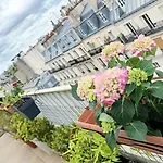 King Bedroom And Terrace In Paris Center, Shared Bathroom